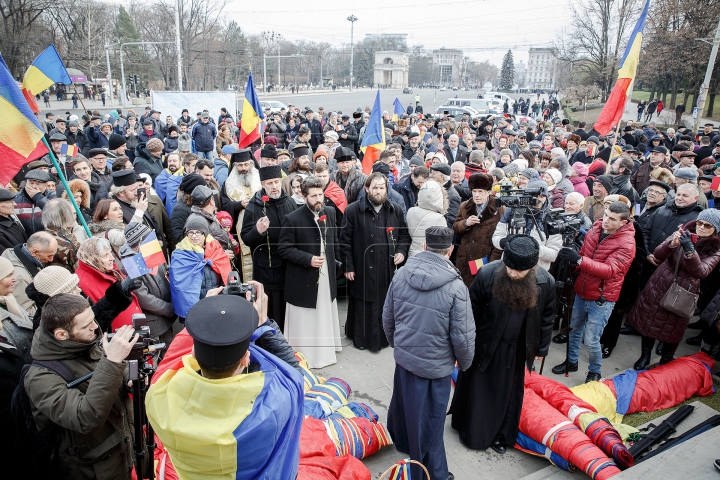 DRAPEL DE UN KILOMETRU la Chișinău! TRICOLORUL URIAŞ a unit cinci intersecţii (FOTOREPORT)