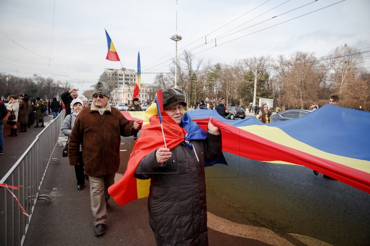 DRAPEL DE UN KILOMETRU la Chișinău! TRICOLORUL URIAŞ a unit cinci intersecţii (FOTOREPORT)