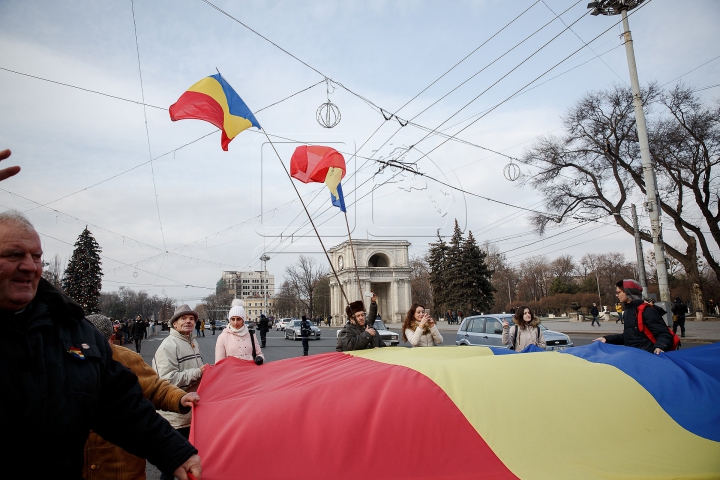 DRAPEL DE UN KILOMETRU la Chișinău! TRICOLORUL URIAŞ a unit cinci intersecţii (FOTOREPORT)