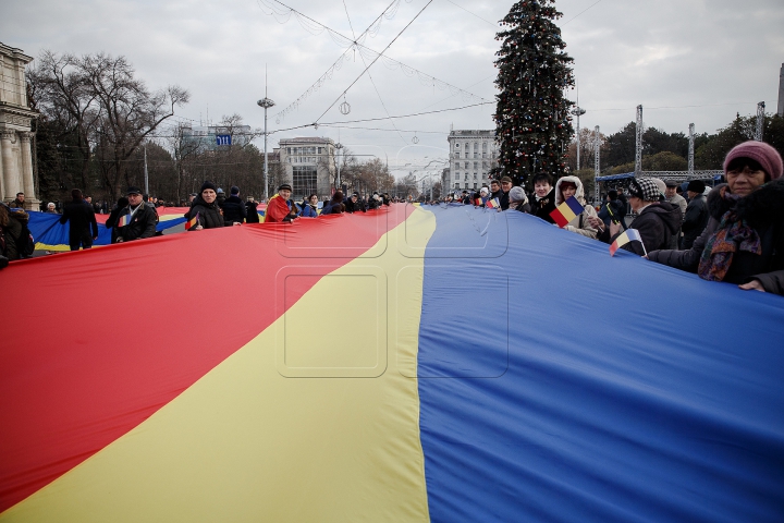 DRAPEL DE UN KILOMETRU la Chișinău! TRICOLORUL URIAŞ a unit cinci intersecţii (FOTOREPORT)