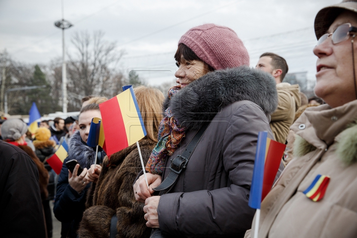 DRAPEL DE UN KILOMETRU la Chișinău! TRICOLORUL URIAŞ a unit cinci intersecţii (FOTOREPORT)