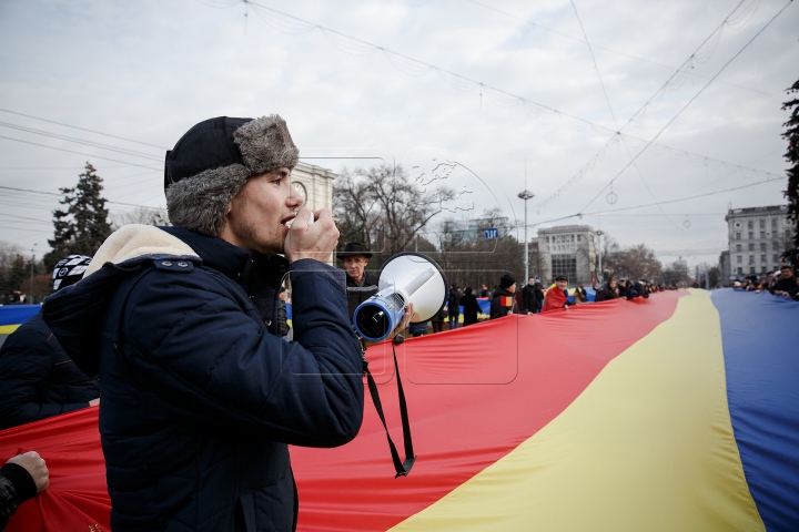 DRAPEL DE UN KILOMETRU la Chișinău! TRICOLORUL URIAŞ a unit cinci intersecţii (FOTOREPORT)