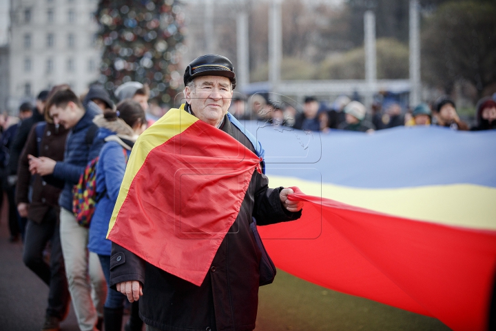 DRAPEL DE UN KILOMETRU la Chișinău! TRICOLORUL URIAŞ a unit cinci intersecţii (FOTOREPORT)