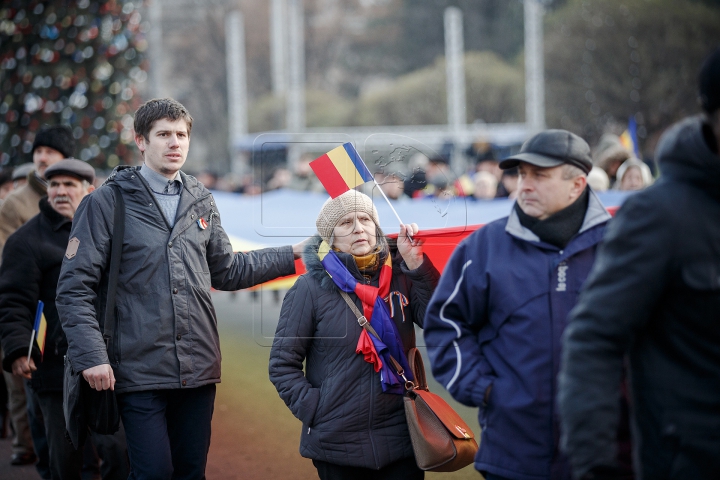 DRAPEL DE UN KILOMETRU la Chișinău! TRICOLORUL URIAŞ a unit cinci intersecţii (FOTOREPORT)