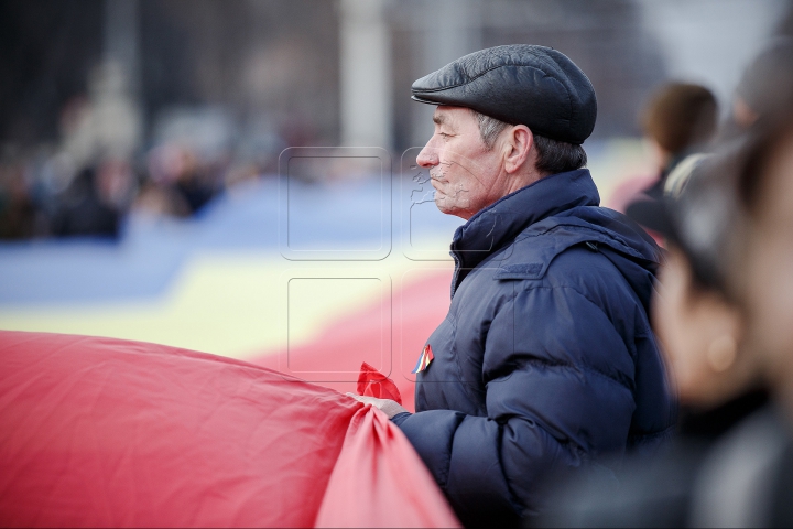 DRAPEL DE UN KILOMETRU la Chișinău! TRICOLORUL URIAŞ a unit cinci intersecţii (FOTOREPORT)