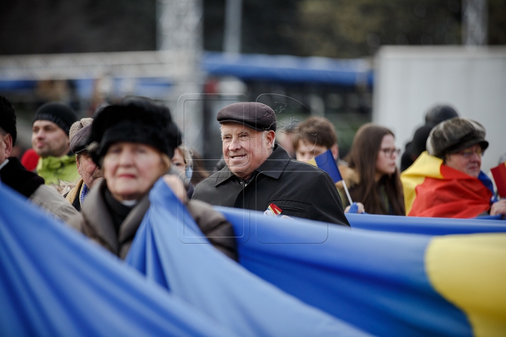 DRAPEL DE UN KILOMETRU la Chișinău! TRICOLORUL URIAŞ a unit cinci intersecţii (FOTOREPORT)