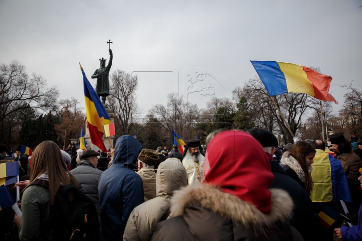 DRAPEL DE UN KILOMETRU la Chișinău! TRICOLORUL URIAŞ a unit cinci intersecţii (FOTOREPORT)