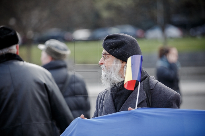 DRAPEL DE UN KILOMETRU la Chișinău! TRICOLORUL URIAŞ a unit cinci intersecţii (FOTOREPORT)