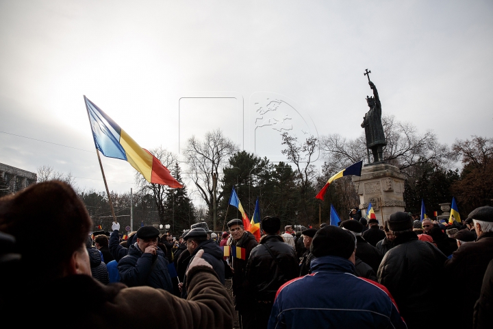 DRAPEL DE UN KILOMETRU la Chișinău! TRICOLORUL URIAŞ a unit cinci intersecţii (FOTOREPORT)