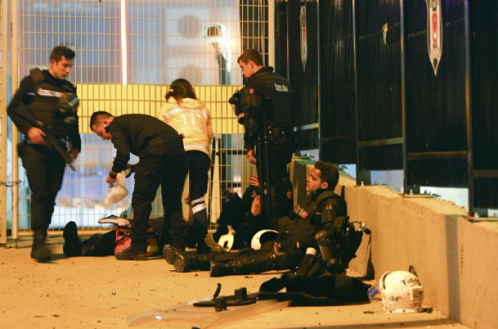 ATENTATE cu MAȘINI CAPCANĂ la Istanbul. EXPLOZII lângă stadionul Beşiktaş