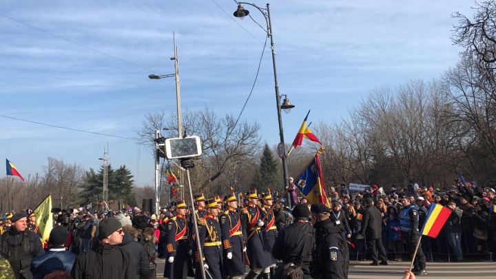 PARADĂ GRANDIOASĂ cu mașini de luptă, tancuri și blindate în Piața Arcului de Triumf din București (VIDEO)