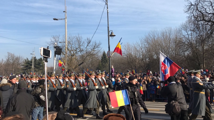 PARADĂ GRANDIOASĂ cu mașini de luptă, tancuri și blindate în Piața Arcului de Triumf din București (VIDEO)