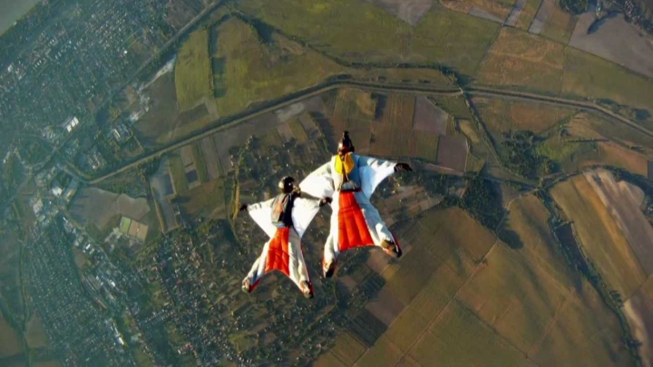 A demonstrat că nimic nu este imposibil. O nemţoaică a efectuat o săritură cu wingsuit