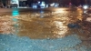 Inundaţie în sectorul Râşcani! Apa ţâşneşte de sub asfalt: Traficul rutier, îngreunat (FOTO/VIDEO)