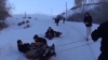 AVENTURĂ filmată de nepoţi! Cinci pensionari, surprinși în timp ce se dădeau în ligheane pe pârtie