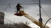 ALARMANT! Sute de stâlpi a rețelei electrice de troleibuze din Capitală pot cădea la prima atingere (FOTOREPORT)