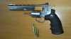 Un revolver airsoft "Dan Wesson", descoperit într-un colet la Poştă. Cui este destinată arma (FOTO)