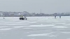 NEBUNIE CURATĂ! Un taximetrist se plimbă cu maşina pe lacul Ghidighici (VIDEO)