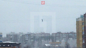 ÎNFIORĂTOR! A încercat să meargă pe o sârmă între două blocuri. Sfârşitul este TRAGIC (FOTO)