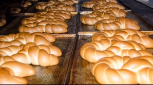 Crăciuneii, gata pentru vânzare. Brutarii lucrează de zor, ca mii de crăciunei să ajungă pe mesele familiior