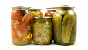 TREBUIE SĂ ȘTII! Ce beneficii are zeama de murături