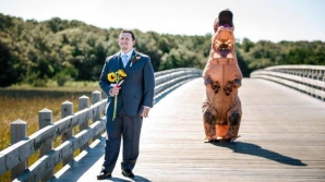 S-a căsătorit cu o MIREASĂ-DINOZAUR. Vezi reacţia mirelui când şi-a văzut reptila (VIDEO)