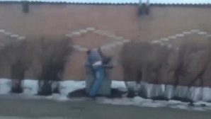 Și-a aruncat iubita într-o ladă cu GUNOI. Care este motivul acestui gest extrem (VIDEO)