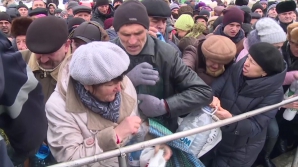 CEARTĂ şi ÎMBULZEALĂ! Cum şi-au luat enoriaşii agheasmă în scuarul Catedralei (VIDEO)