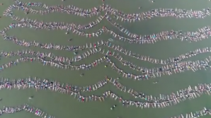 RECORD NEOBIŞNUIT: Un imens LANŢ UMAN a fost format în apă în Argentina (VIDEO)