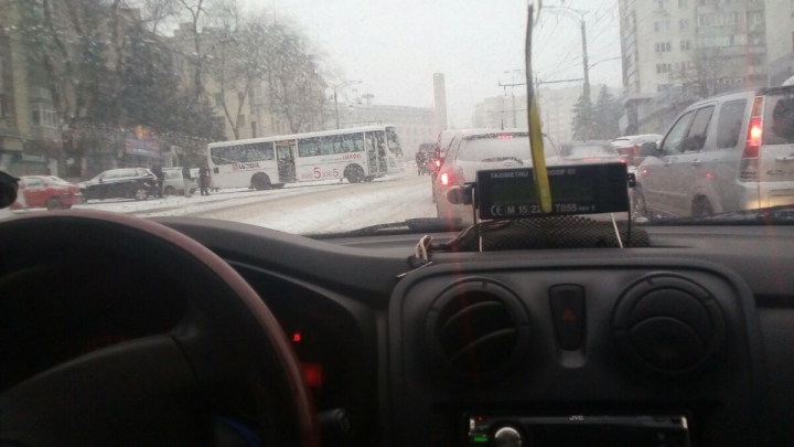 COD PORTOCALIU DE VREME REA. Un autobuz a derapat în Capitală și a lovit mai multe mașini (FOTO)