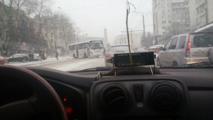 COD PORTOCALIU DE VREME REA. Un autobuz a derapat în Capitală și a lovit mai multe mașini (FOTO)