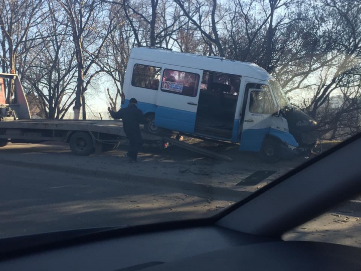 Maxi-taxi din Capitală, implicat într-un accident. Şoferul şi un pasager, INTERNAŢI CU TRAUMATISME (FOTO)