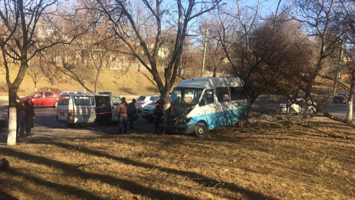 Maxi-taxi din Capitală, implicat într-un accident. Şoferul şi un pasager, INTERNAŢI CU TRAUMATISME (FOTO)