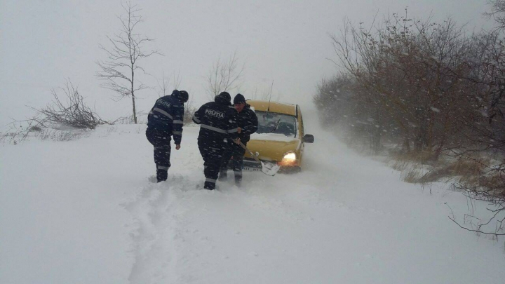 COD PORTOCALIU! Iarna îşi arată colţii la Cahul. Poliţiştii intervin pentru a acorda ajutor (VIDEO)