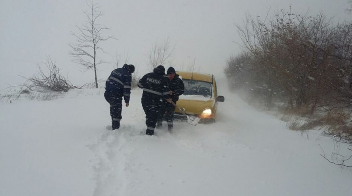 COD PORTOCALIU! Iarna îşi arată colţii la Cahul. Poliţiştii intervin pentru a acorda ajutor (VIDEO)