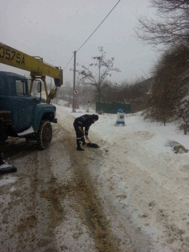 COD PORTOCALIU! Iarna îşi arată colţii la Cahul. Poliţiştii intervin pentru a acorda ajutor (VIDEO)