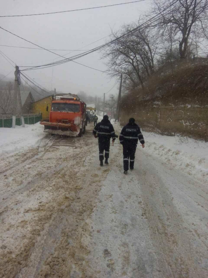 COD PORTOCALIU! Iarna îşi arată colţii la Cahul. Poliţiştii intervin pentru a acorda ajutor (VIDEO)