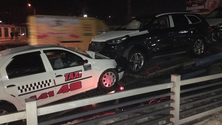 Mai multe maşini de firmă care veneau la reprezentanţă, FĂCUTE PRAF de un taximetrist (FOTO)