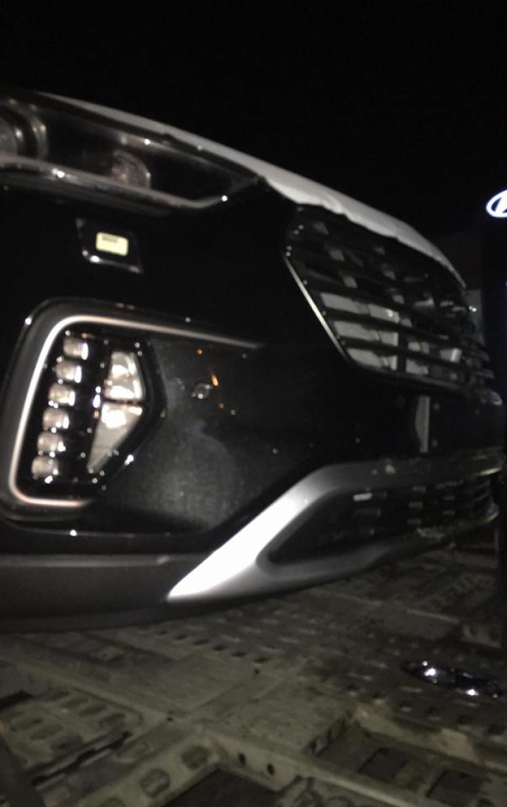 Mai multe maşini de firmă care veneau la reprezentanţă, FĂCUTE PRAF de un taximetrist (FOTO)