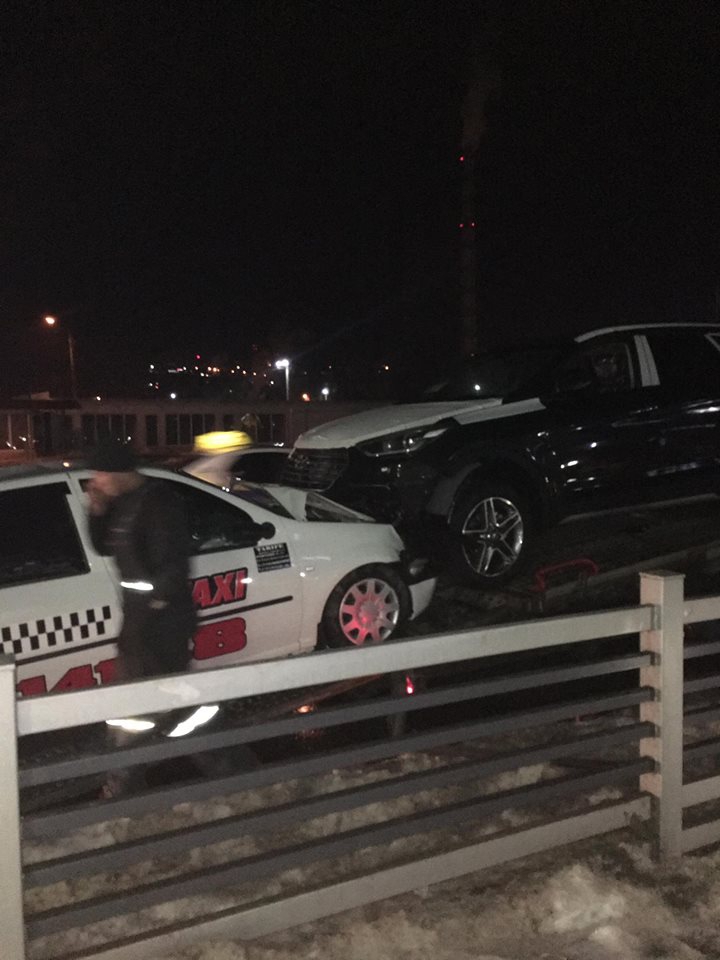 Mai multe maşini de firmă care veneau la reprezentanţă, FĂCUTE PRAF de un taximetrist (FOTO)