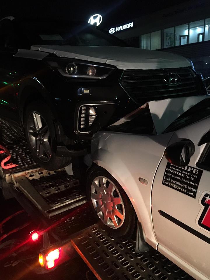 Mai multe maşini de firmă care veneau la reprezentanţă, FĂCUTE PRAF de un taximetrist (FOTO)