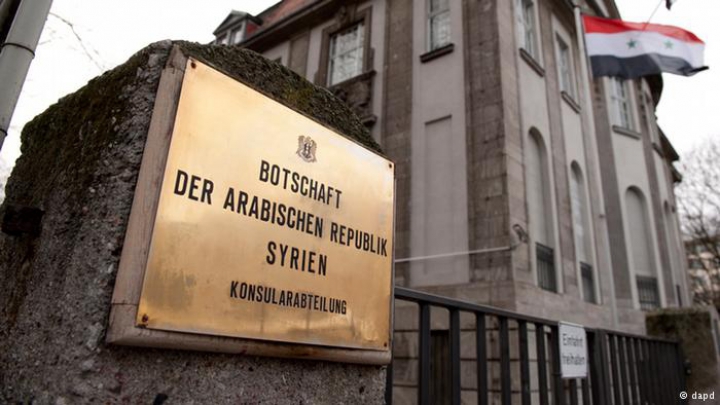 SCANDAL în Germania! Ambasada Siriei de la Berlin elibera paşapoarte fără verificarea identităţii