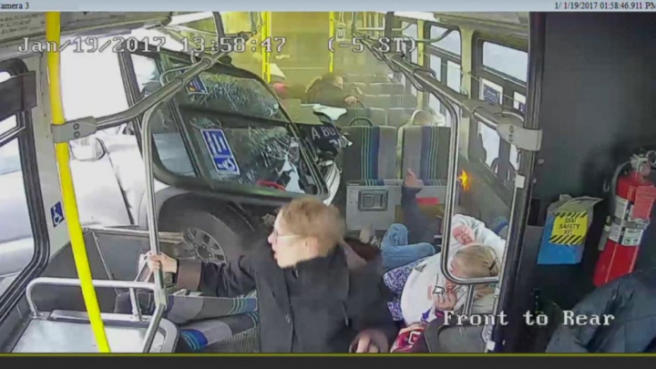 TERIFIANT! Momentul în care un pick-up intră cu viteză într-un autobuz cu pasageri(VIDEO)