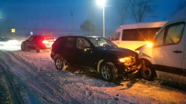 Trei BMW X5, ACCIDENTATE într-o zi. Unul dintre ele s-a ciocnit cu un microbuz de rută (FOTO)