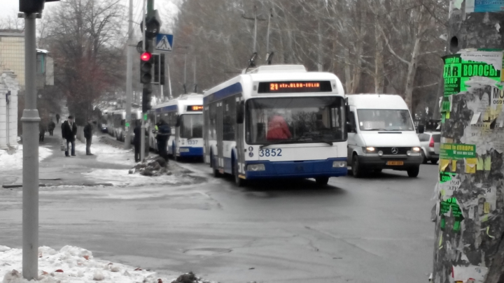 Două maşini s-au ciocnit în sectorul Buiucani. În zonă s-au creat ambuteiaje (FOTO)