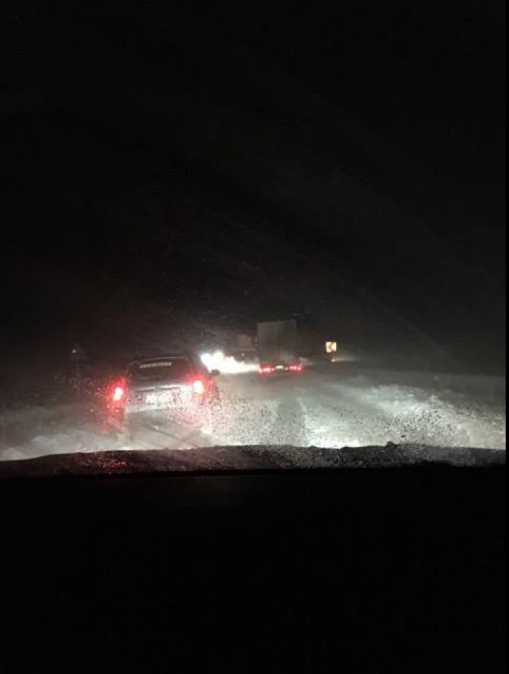 IARNĂ GREA în Moldova! La sudul ţării un tir a derapat în şant (FOTO/VIDEO)