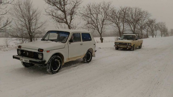 Drumurile ÎNZĂPEZITE le dau bătai de cap şoferilor. Pompieri au efectuat mai multe intervenţii (FOTO)