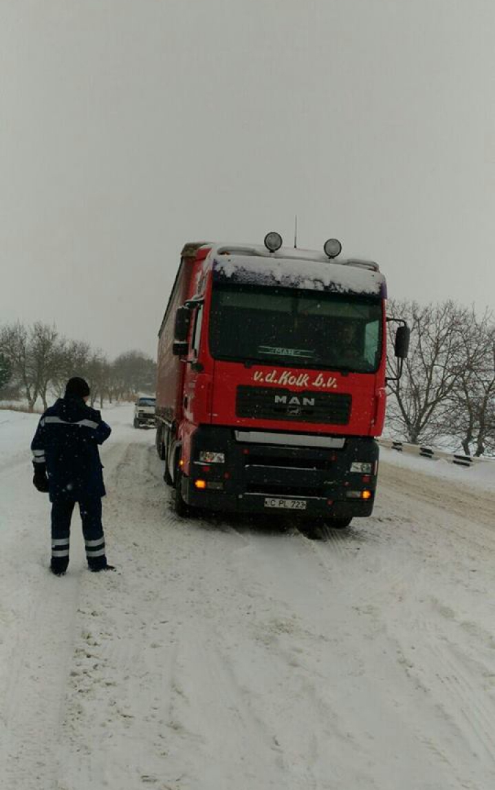 Drumurile ÎNZĂPEZITE le dau bătai de cap şoferilor. Pompieri au efectuat mai multe intervenţii (FOTO)