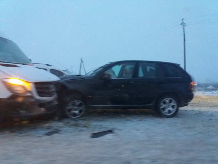 Trei BMW X5, ACCIDENTATE într-o zi. Unul dintre ele s-a ciocnit cu un microbuz de rută (FOTO)