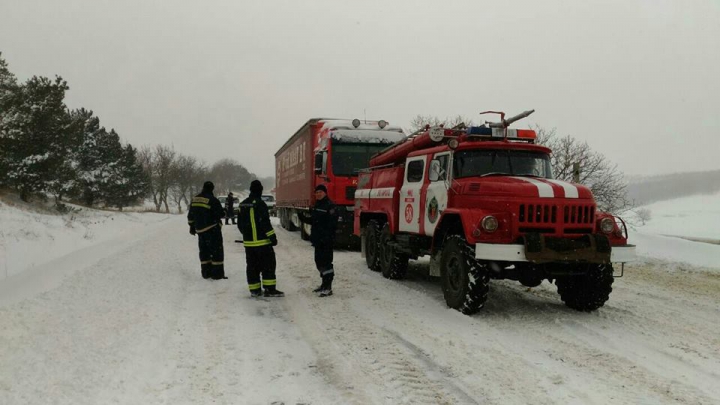 Drumurile ÎNZĂPEZITE le dau bătai de cap şoferilor. Pompieri au efectuat mai multe intervenţii (FOTO)